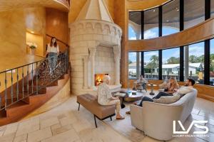 Χώρος καθιστικού στο Villa Rhodes Palatial Waterfront Beach Estate