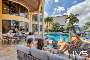 Πισίνα στο ή κοντά στο Villa Rhodes Palatial Waterfront Beach Estate