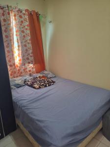 a small bed in a room with a window at Apartamento cop 30 Belém in Belém