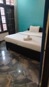 Postel nebo postele na pokoji v ubytování The Ajna Resident Rishikesh