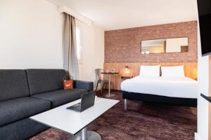 Un pat sau paturi într-o cameră la Ibis Styles Lyon Villeurbanne Parc de la Tête d'Or +31 fotografii