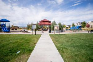 een stoep in een park met een speeltuin bij Stylish Retreat in Parker Near Hwy, Parks & Dining in Parker