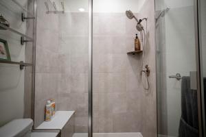 een badkamer met een douche met een glazen deur bij Stylish Retreat in Parker Near Hwy, Parks & Dining in Parker +12 foto's