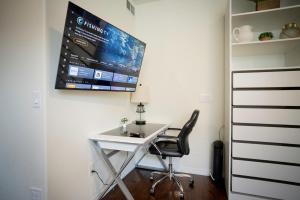 een bureau met een stoel en een monitor aan de muur bij Stylish Retreat in Parker Near Hwy, Parks & Dining in Parker