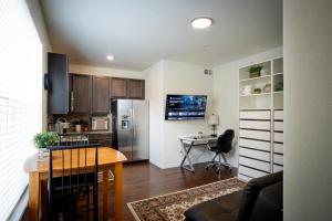 een keuken met een tafel, een koelkast en een bureau bij Stylish Retreat in Parker Near Hwy, Parks & Dining in Parker