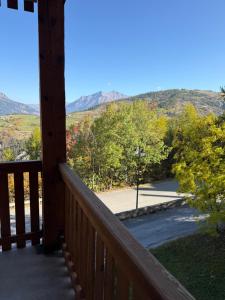 una vista desde la cubierta de una cabaña en T2 les Marguerites, en Enchastrayes