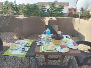 una mesa con platos de comida. en San Giovanni Guest House, en Abu Simbel 28 fotos más