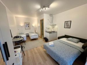 Una habitación con dos camas y una mesa dentro. en Endla Hostel ja Apartamendid, en Haapsalu