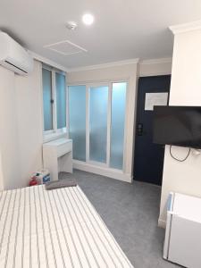 a room with a bed and a flat screen tv at 가가하우스 을지로 in Seoul