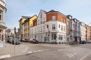 une rue urbaine avec des bâtiments et des voitures garés dans la rue dans l'établissement Apartment St Pauli, à Hambourg