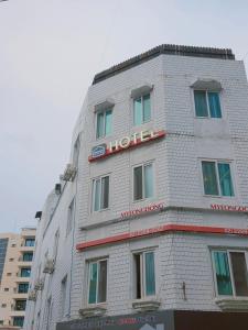 a building with a hotel sign on the side of it at 가가하우스 을지로 in Seoul