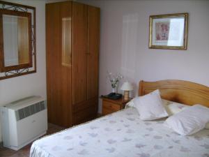 Łóżko lub łóżka w pokoju w obiekcie Hotel Mesón el Castillo