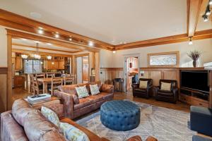 Una gran sala de estar con muebles de cuero y una cocina. en Awbrey, en Bend