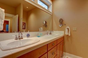 a bathroom with two sinks and a large mirror at Big Pine in Bend +21 photos