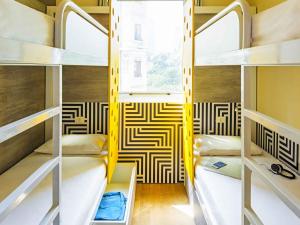een slaapzaal met stapelbedden en een raam bij ibis budget Rio de Janeiro Centro in Rio de Janeiro