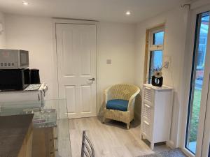 Køkken eller tekøkken på FABULOUS Self contained GARDEN STUDIO EGHAM