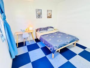 a bedroom with a blue and white checkered floor at 吉隆坡后花园别墅Backyard Garden Villa KL in Petaling Jaya