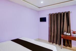 Un televizor și/sau centru de divertisment la Collection O Rani Gate Guwahati Formerly Lakhi Guest House