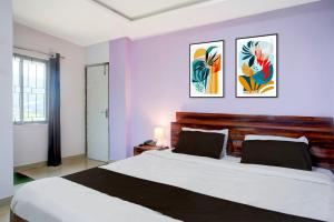 Un pat sau paturi într-o cameră la Collection O Rani Gate Guwahati Formerly Lakhi Guest House