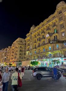 カイロにあるCairo Excellent Location hotelの建物前を歩く人々