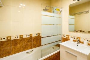 a bathroom with a sink and a mirror at Apartment las sirenas -WiFi 100 Mb-, Sea view in Roquetas de Mar +29 photos
