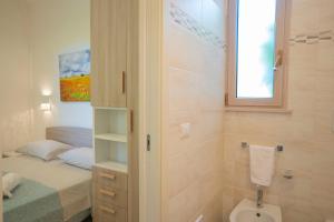 une salle de bain avec un lit et des toilettes dans une chambre dans l'établissement Agriturismo Scalelle, à Otrante 103 autres photos