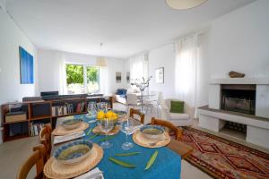 ein Wohnzimmer mit einem Tisch mit Stühlen und einem Kamin in der Unterkunft Casa Bilum in Sommacampagna