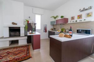 eine große Küche mit einer Theke mit einer Arbeitsplatte in der Unterkunft Casa Bilum in Sommacampagna
