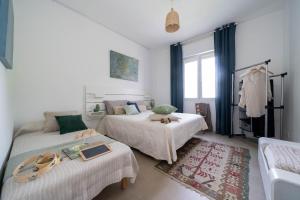 ein Schlafzimmer mit zwei Betten und einer Couch in der Unterkunft Casa Bilum in Sommacampagna + 4 Fotos