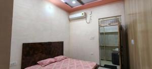 Ένα ή περισσότερα κρεβάτια σε δωμάτιο στο Shri Gopal Rasoi & Family Restaurant