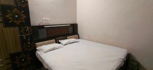 Ένα ή περισσότερα κρεβάτια σε δωμάτιο στο Shri Gopal Rasoi & Family Restaurant +7 φωτογραφίες