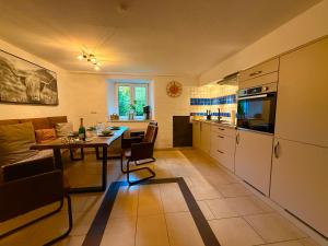 Una cocina y una sala de estar con una mesa y un sofá. en Urlaub in der Natur, en Lüdenscheid