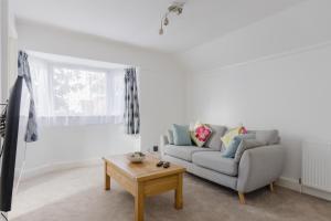 TV a/nebo společenská místnost v ubytování Charming 2-Bedroom Escape in Worthing