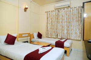 Postel nebo postele na pokoji v ubytování Hotel Suraj Classic
