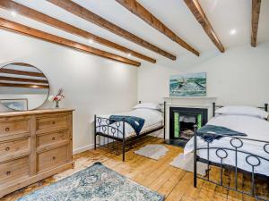 Una cama o camas en una habitación de 3 Bed in Kirriemuir 96317