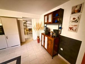 Una sala de estar con una cocina con mostrador y una habitación. en Urlaub in der Natur, en Lüdenscheid 38 fotos más