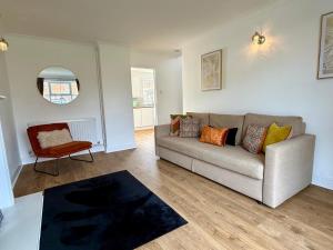 ベッドフォードにあるHamble House 3 bedrooms - 6 bedsのソファと椅子のあるリビングルーム