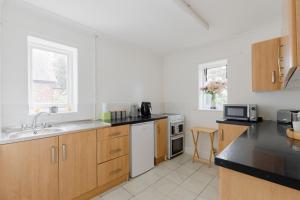 Kuchyň nebo kuchyňský kout v ubytování Charming 2-Bedroom Escape in Worthing