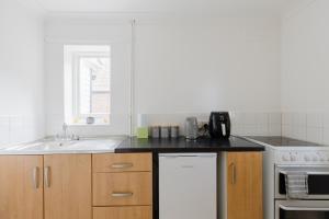 Kuchyň nebo kuchyňský kout v ubytování Charming 2-Bedroom Escape in Worthing + 8 fotografií