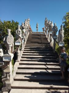 een kind dat voor een piramide van beelden staat bij CiTY CENTER in Castelo Branco