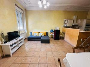 Una sala de estar con un sofá y un televisor. en Le refuge Cévenol, en Saint-Ambroix