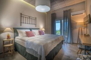 LithakiaにあるVilla Rivazzurraのベッドルーム1室(ベッド1台、デスク、窓付)