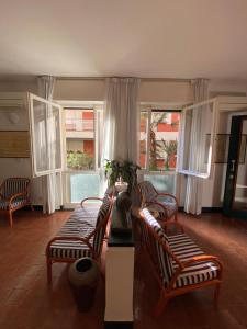 sala de estar con 2 sillas y 2 ventanas en Hotel Miriam, en Sestri Levante