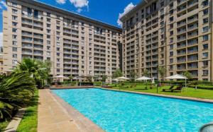 Piscina de la sau aproape de Prestige Apartments Sandton at Westpoint