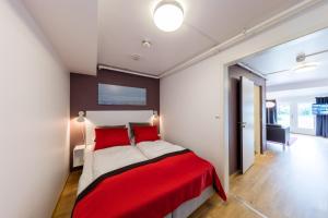Postel nebo postele na pokoji v ubytování Dolmsundet Hotell Hitra + 37 fotografií