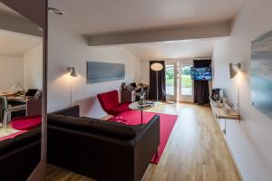 ein Wohnzimmer mit Sofa und Tisch in der Unterkunft Dolmsundet Hotell Hitra in Melandsjøen