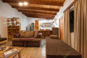 una sala de estar con un sofá y una mesa en Wild Eden Self-Catering Accommodation, en Swakopmund