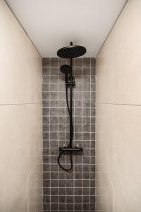 eine Dusche mit Duschkopf in einem Badezimmer in der Unterkunft Leiligheter i sentralt Bergenshus in Bergen