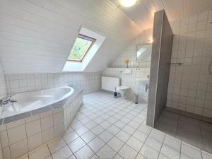 Ένα μπάνιο στο Komfortferienhaus Deichzauber Norddeich +38 φωτογραφίες