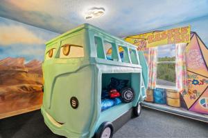 une chambre avec une peinture d'un bus sur le mur dans l'établissement Great 8 br villa w games theater pool by Disney, à Kissimmee